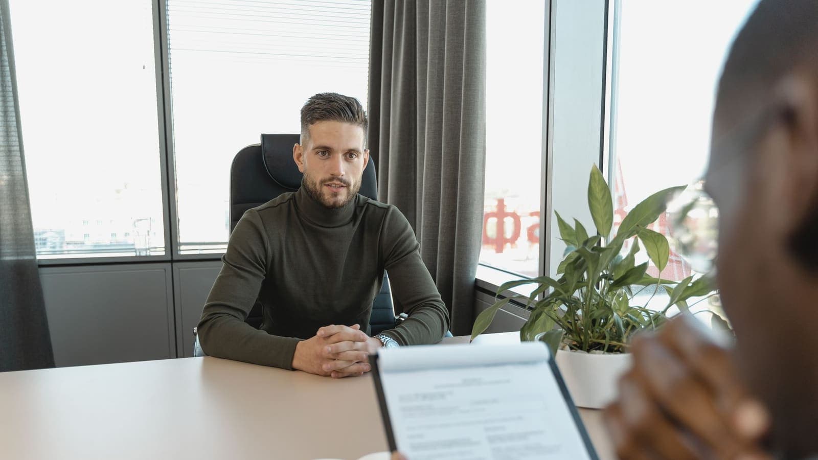 Entrevista de seleção conduzida entre duas pessoas